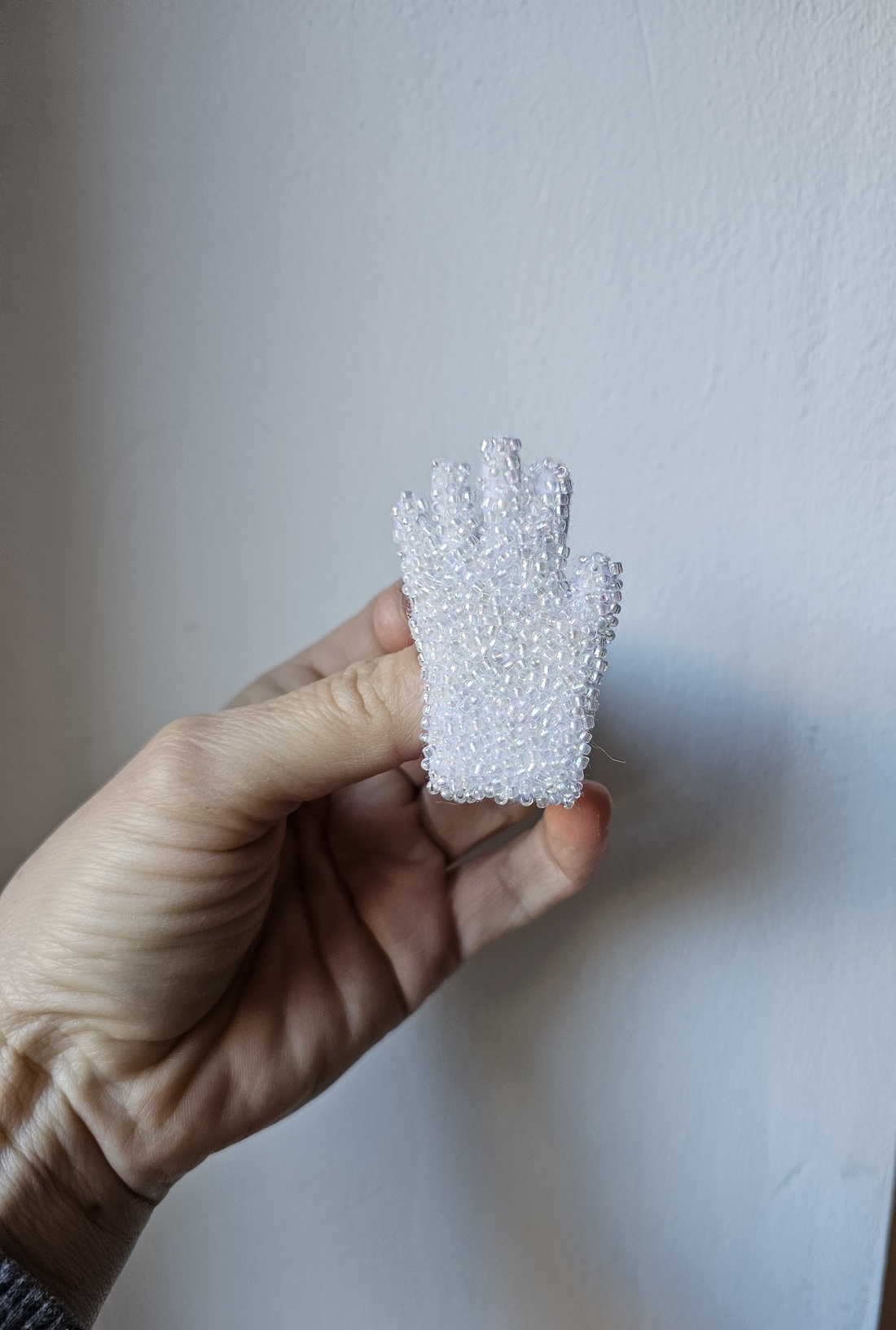 Broșă Michael Jackson glove - bijuterii - broșe - Artynos.ro