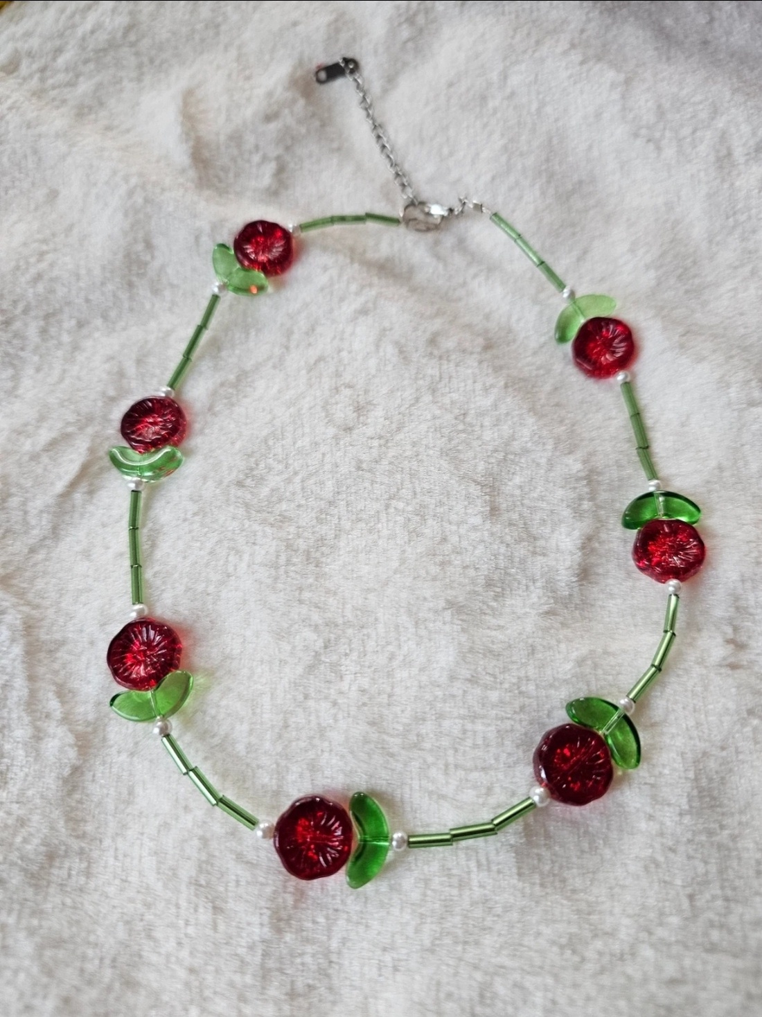 Colier cu flori și perle - bijuterii - coliere - coliere din mărgele - Artynos.ro