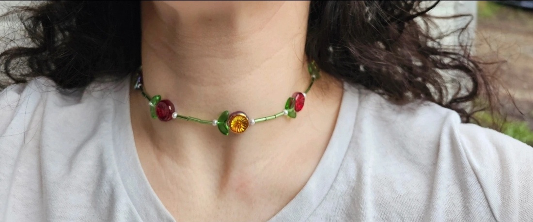 Colier cu flori și perle - bijuterii - coliere - coliere din mărgele - Artynos.ro