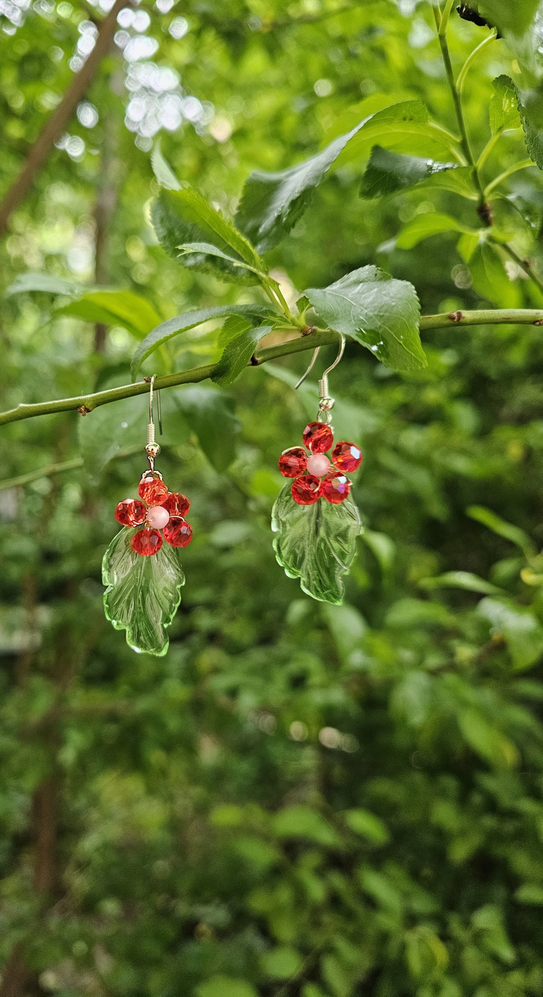 Cercei cu floare și frunză - bijuterii - cercei - cercei din mărgele - Artynos.ro