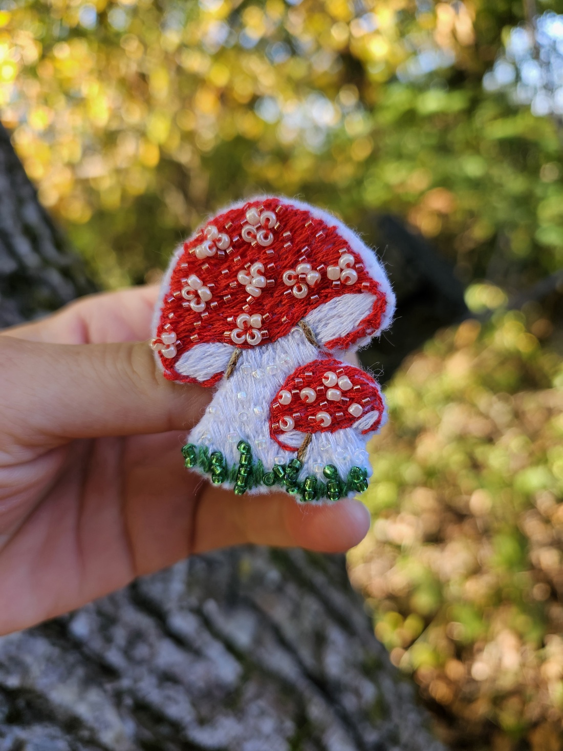 Broșă broderie cu ciupercuțe - bijuterii - broșe - Artynos.ro