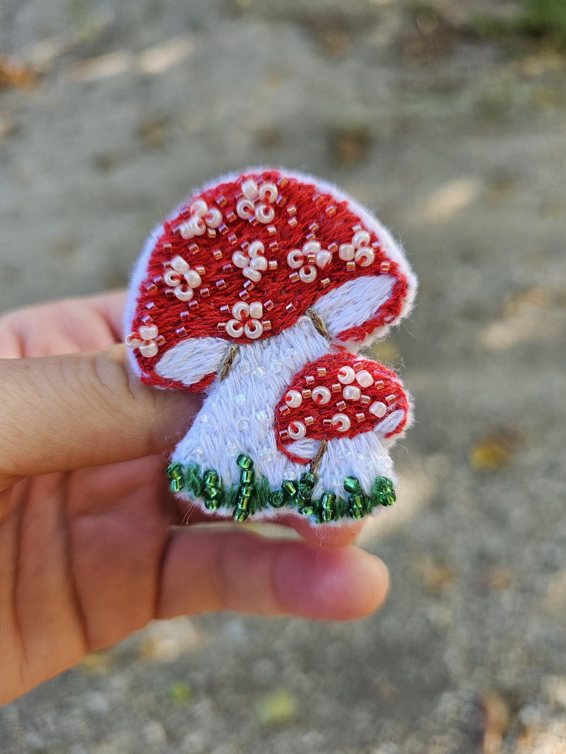 Broșă broderie cu ciupercuțe - bijuterii - broșe - Artynos.ro