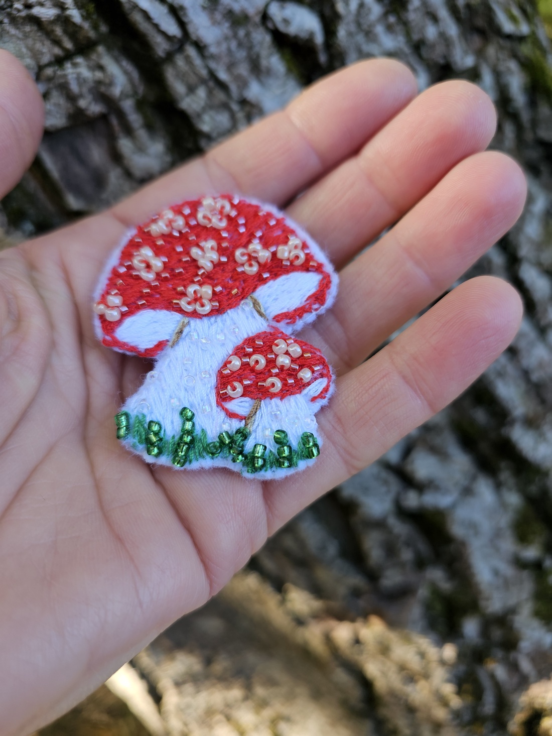 Broșă broderie cu ciupercuțe - bijuterii - broșe - Artynos.ro