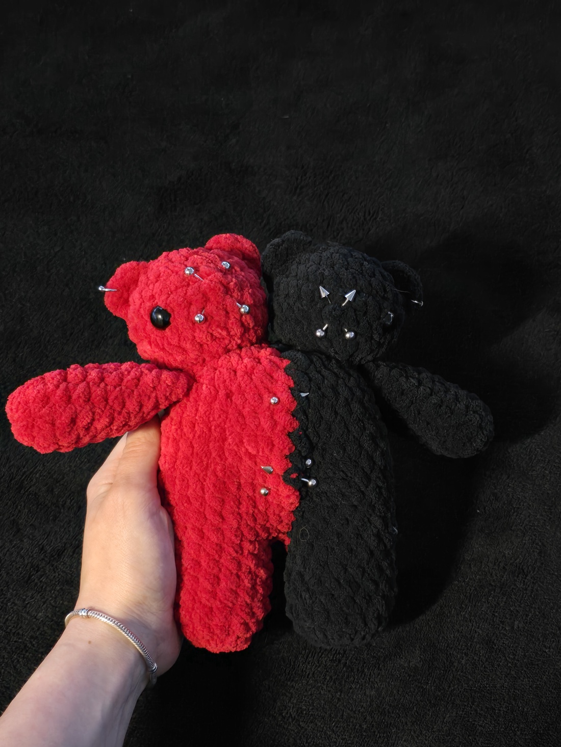 Jucarie crosetata ursulet in 2 culori cu 2 capete - jucării și echipamente pentru copii - plușuri - figurine de pluș - Artynos.ro Jucarie crosetata ursulet in 2 culori cu 2 capete - jucării și echipamente pentru copii - plușuri - figurine de pluș - Artynos.ro