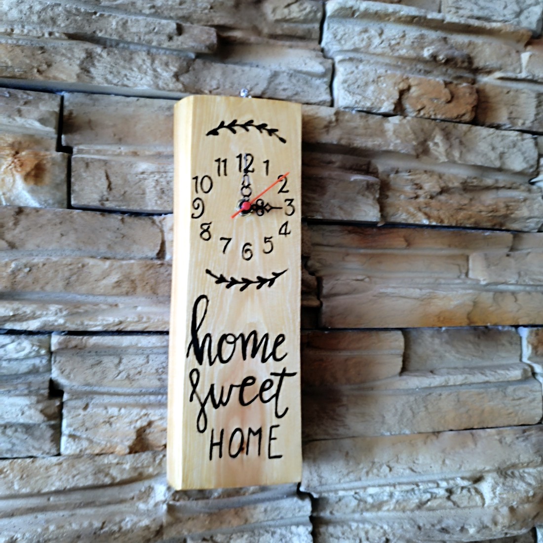 Ceas de perete din lemn lucrat manual cu inscripția Home sweet home - - Artynos.ro Ceas de perete din lemn lucrat manual cu inscripția Home sweet home - - Artynos.ro