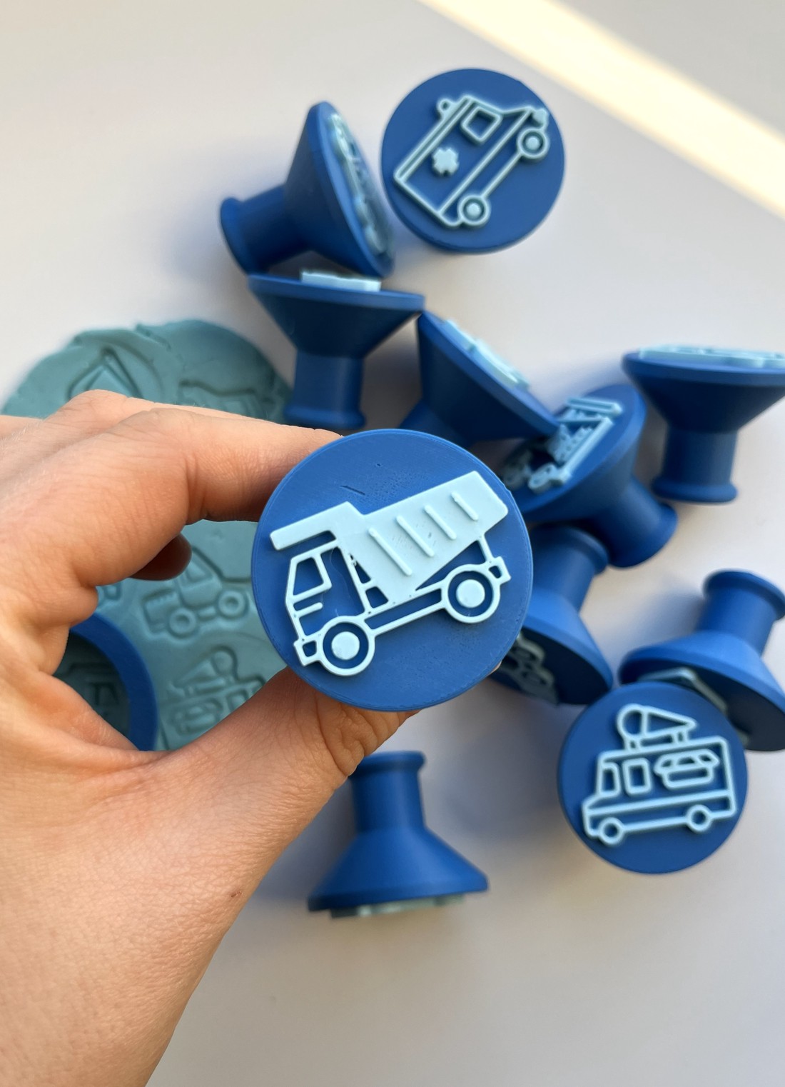 Set de ștampile și forme de prăjituri Gyurma cu vehicule: mașini și utilaje de construcții - jucării și echipamente pentru copii - puzzle, jocuri puzzle - puzzle cu forme - Artynos.ro