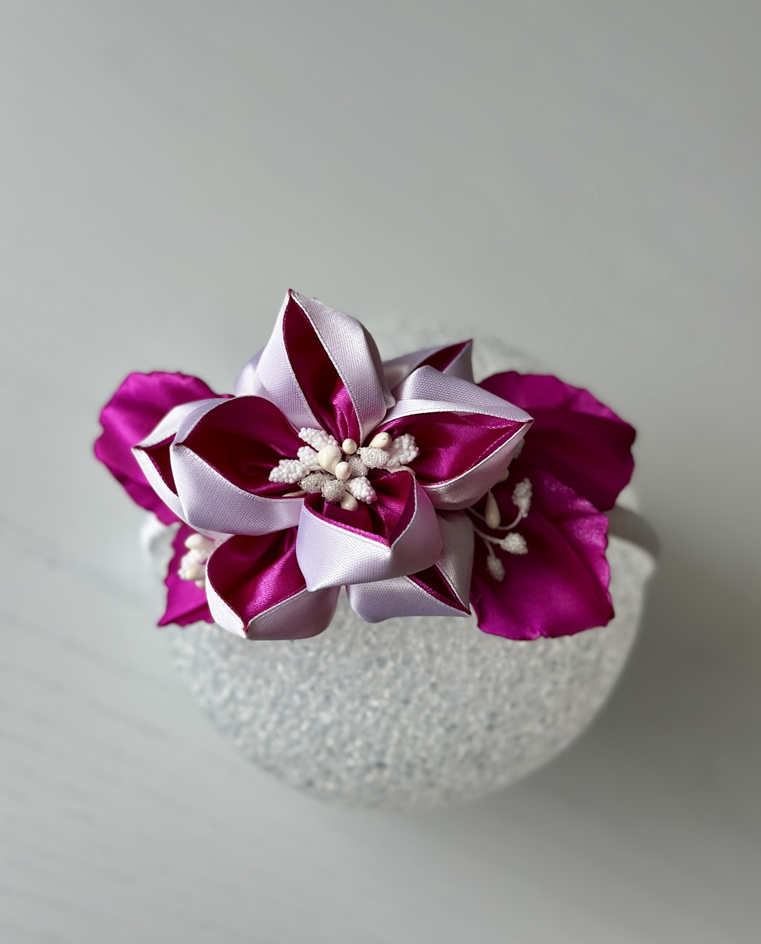 Bentita handmade cu floare din satin - îmbrăcăminte și modă - accesorii păr - accesorii de păr - Artynos.ro