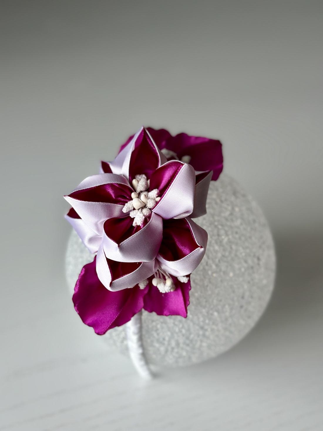 Bentita handmade cu floare din satin - îmbrăcăminte și modă - accesorii păr - accesorii de păr - Artynos.ro