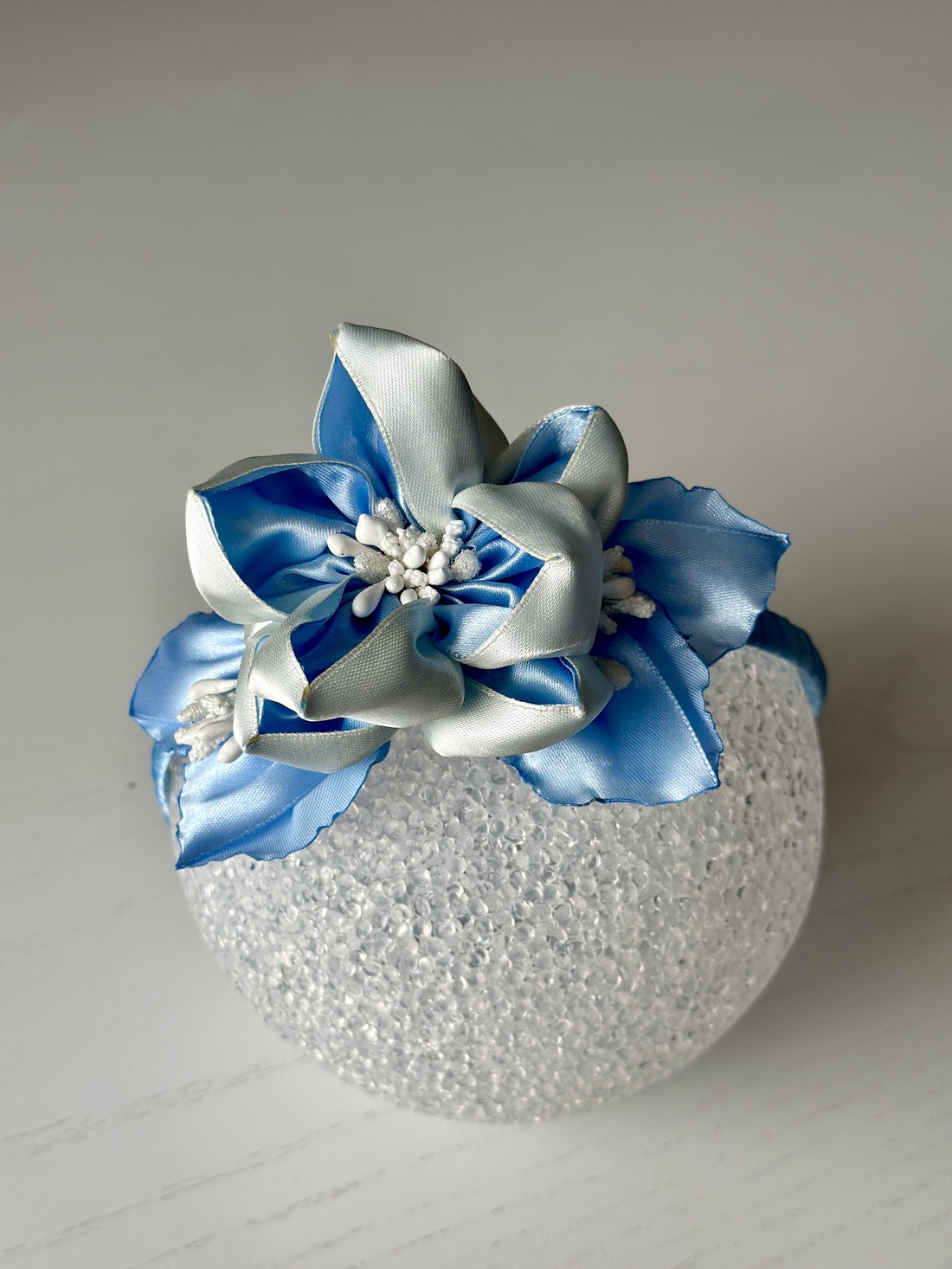 Bentita handmade cu floare din satin - îmbrăcăminte și modă - accesorii păr - accesorii de păr - Artynos.ro