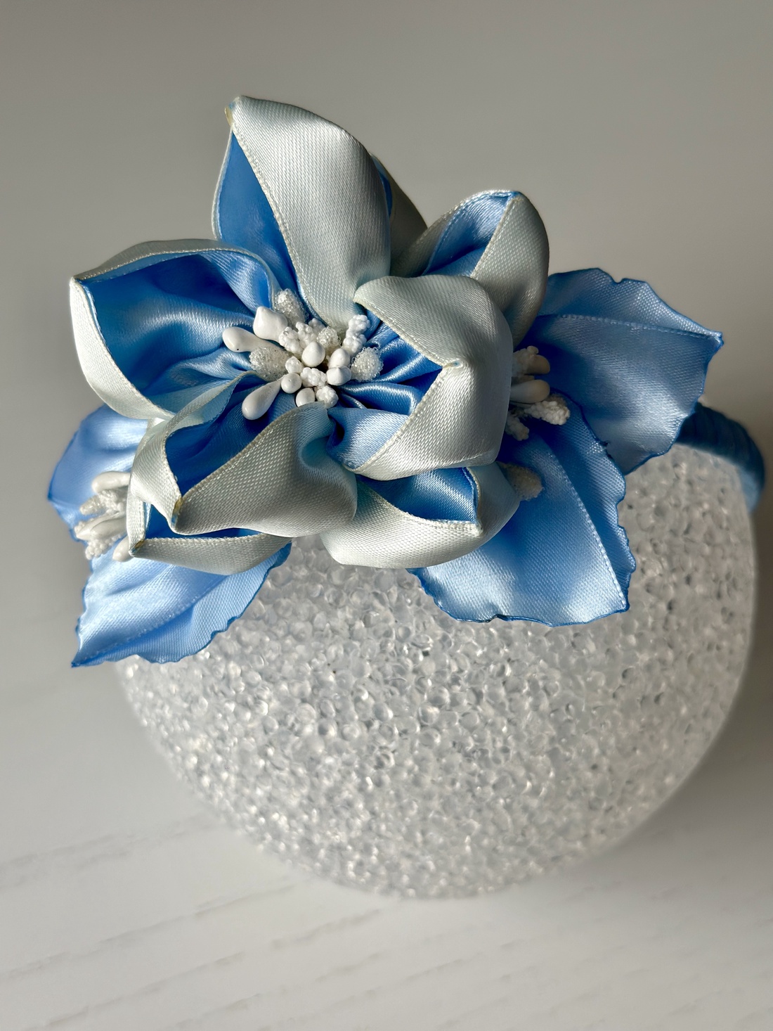 Bentita handmade cu floare din satin - îmbrăcăminte și modă - accesorii păr - accesorii de păr - Artynos.ro