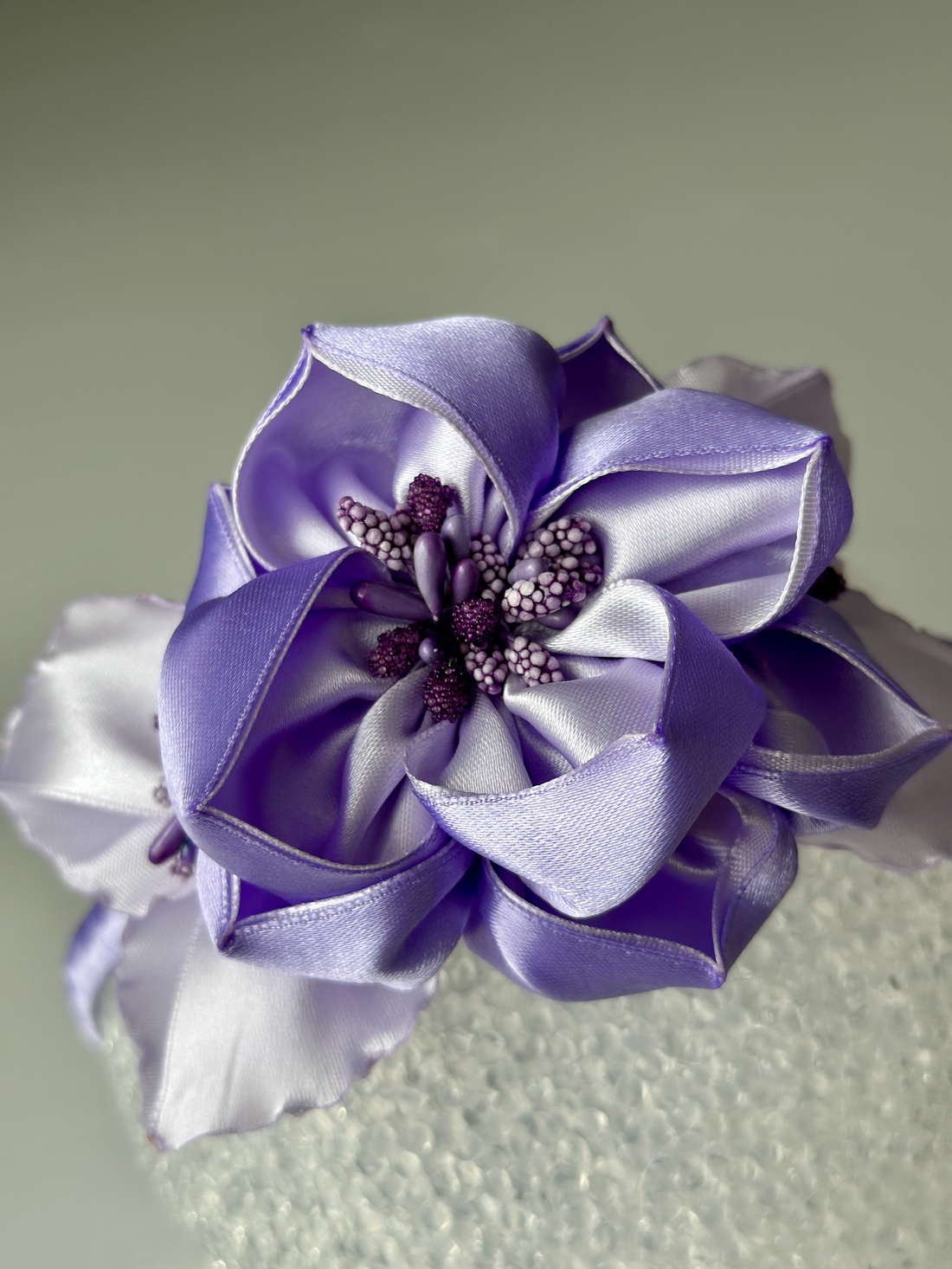 Bentita handmade cu floare din satin - îmbrăcăminte și modă - accesorii păr - accesorii de păr - Artynos.ro