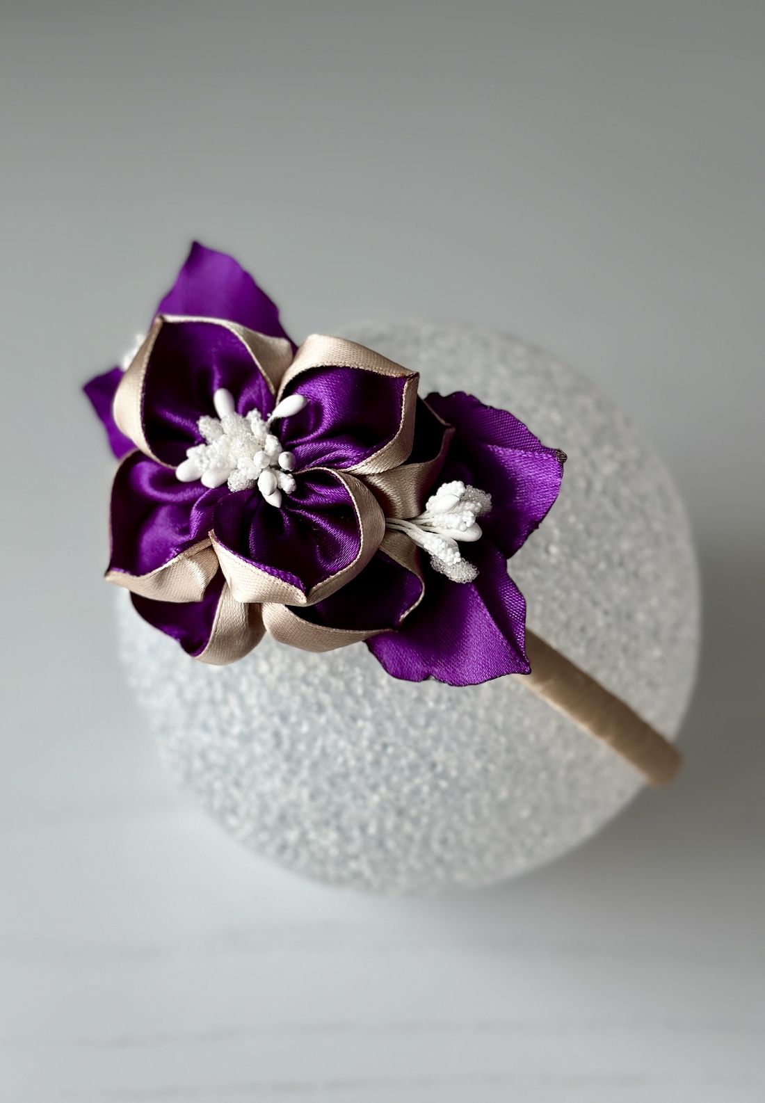 Bentita handmade cu floare din satin - îmbrăcăminte și modă - accesorii păr - accesorii de păr - Artynos.ro