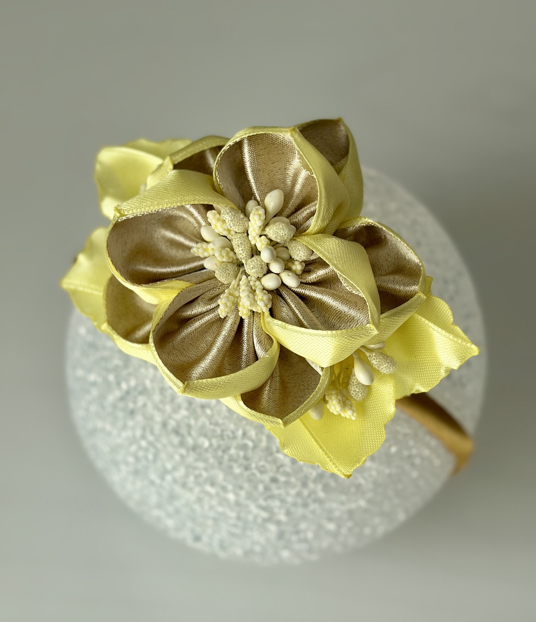 Bentita handmade cu floare din satin - îmbrăcăminte și modă - accesorii păr - accesorii de păr - Artynos.ro