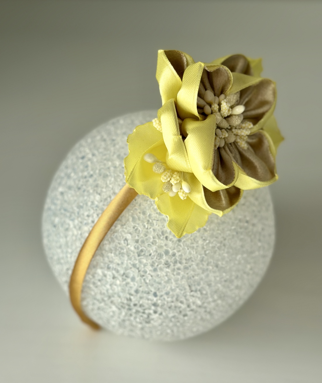 Bentita handmade cu floare din satin - îmbrăcăminte și modă - accesorii păr - accesorii de păr - Artynos.ro