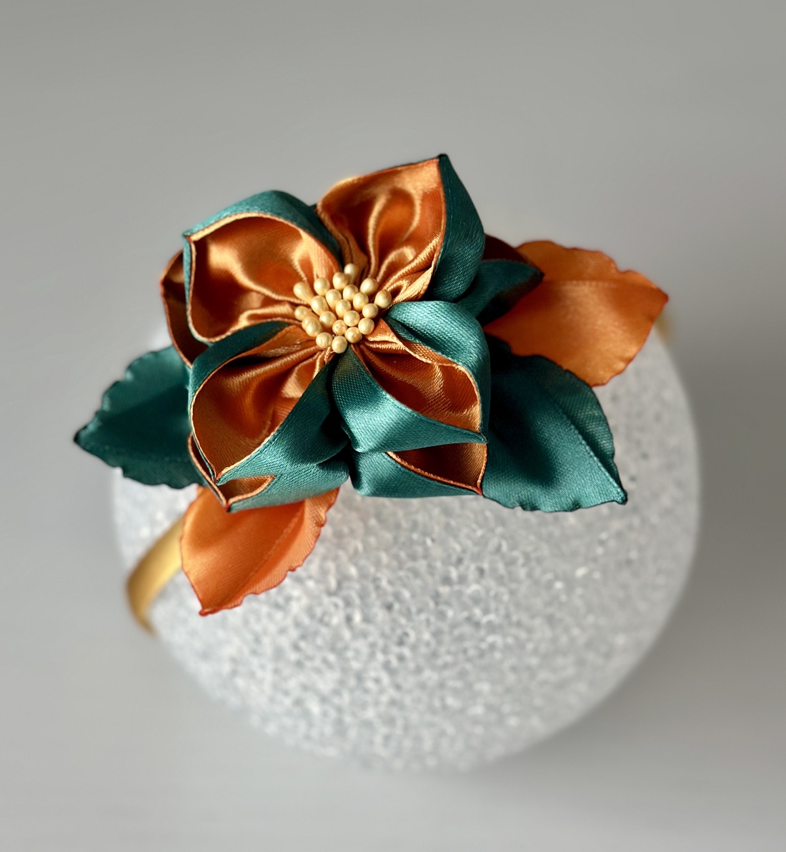 Bentita handmade cu floare din satin - îmbrăcăminte și modă - accesorii păr - accesorii de păr - Artynos.ro