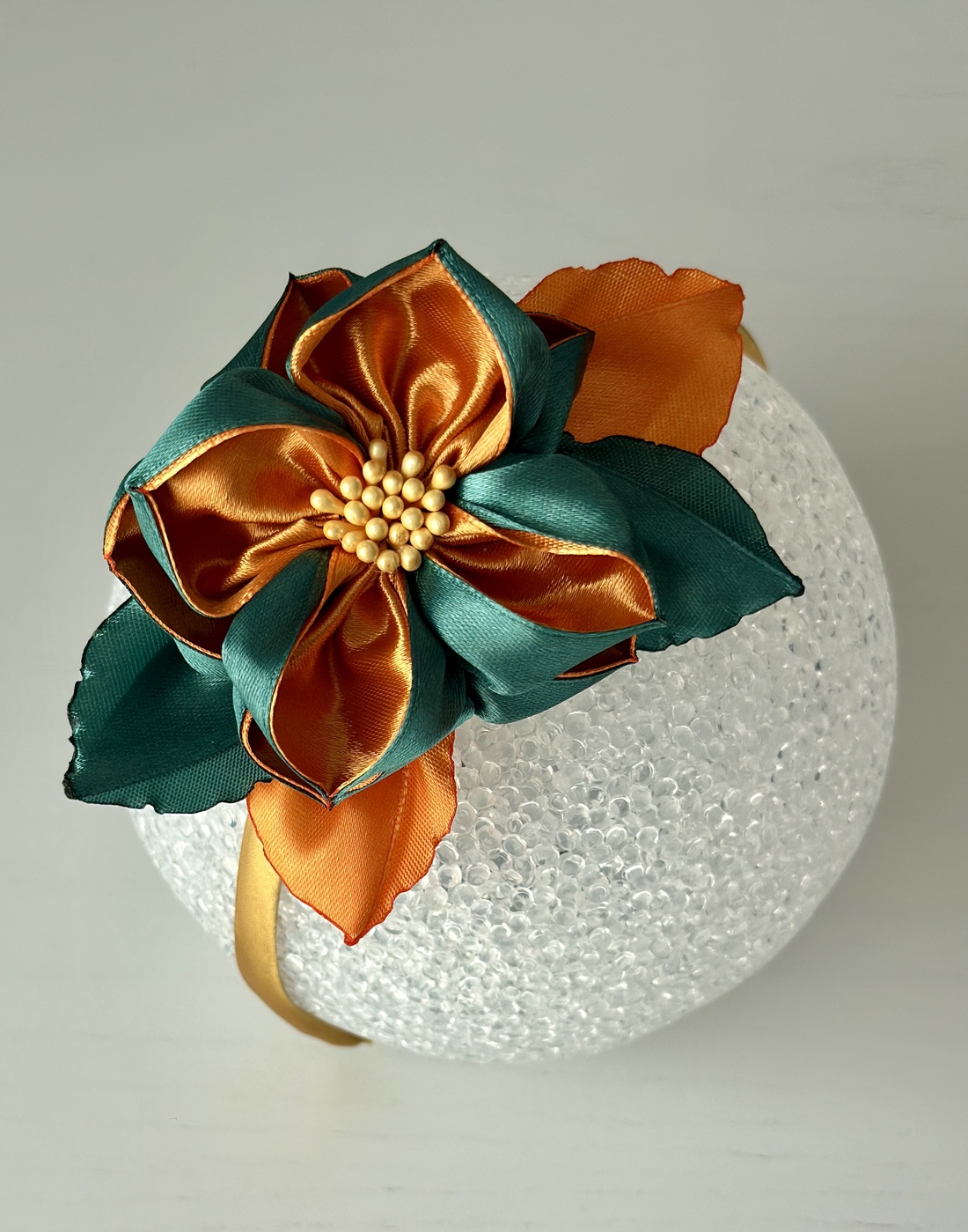 Bentita handmade cu floare din satin - îmbrăcăminte și modă - accesorii păr - accesorii de păr - Artynos.ro