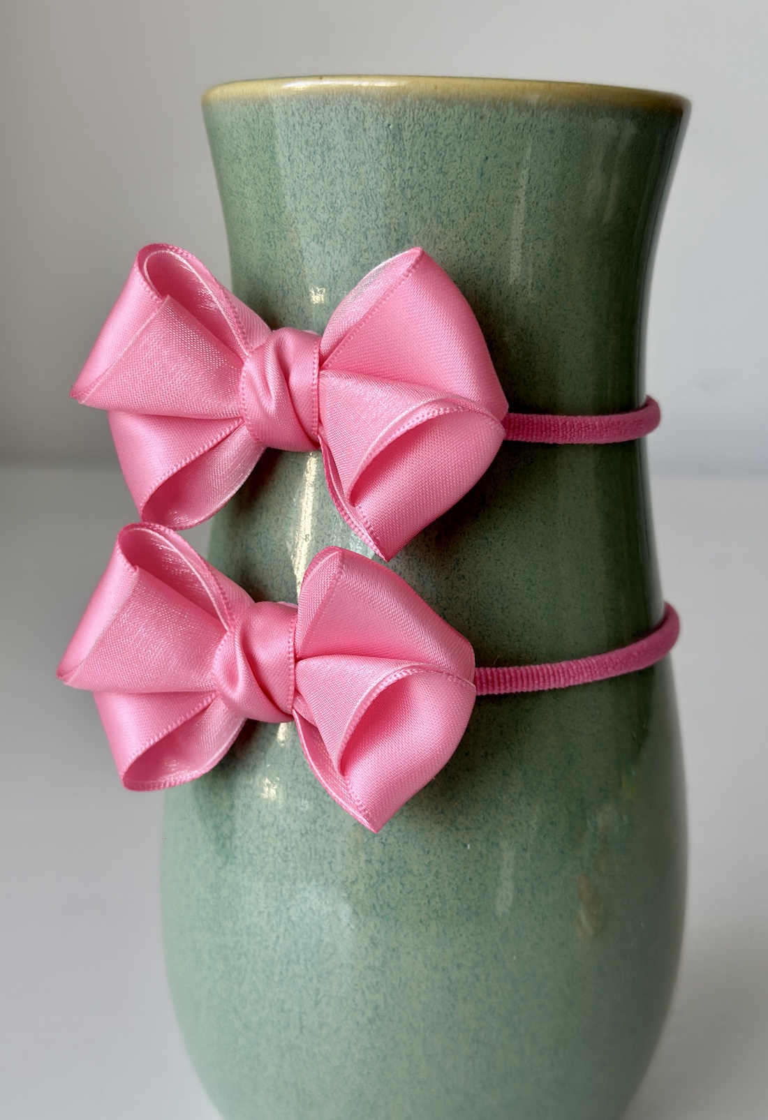 Set 2 elastice de păr handmade cu fundițe din satin, în două culori - îmbrăcăminte și modă - accesorii păr - elastic de păr - Artynos.ro