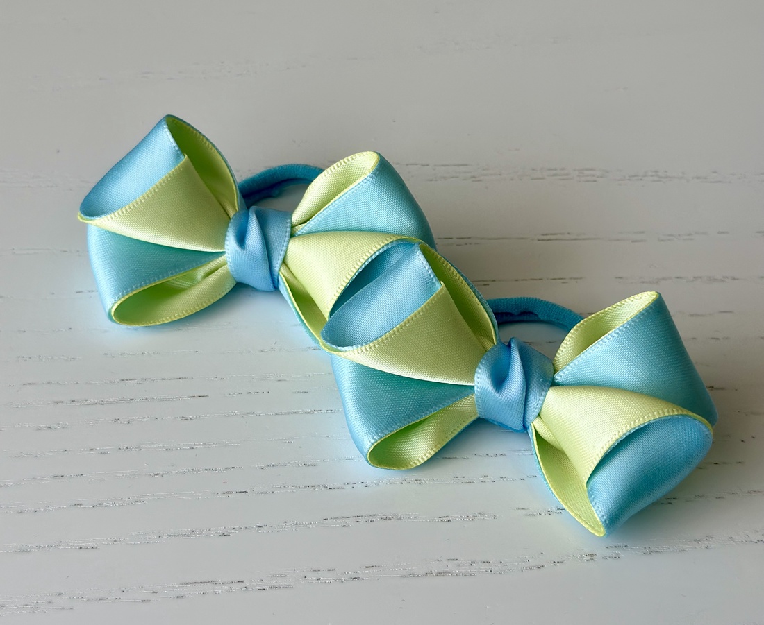 Set 2 elastice de păr handmade cu fundițe din satin, în două culori - îmbrăcăminte și modă - accesorii păr - elastic de păr - Artynos.ro