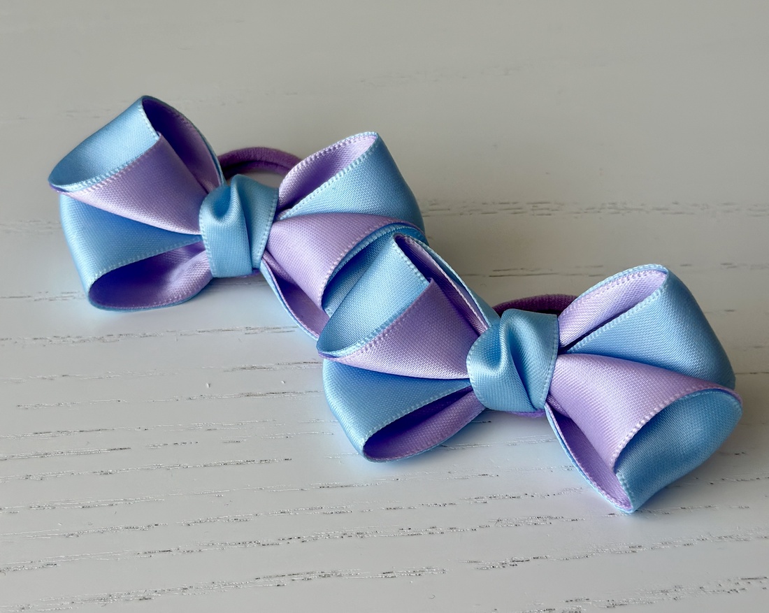 Set 2 elastice de păr handmade cu fundițe din satin, în două culori - îmbrăcăminte și modă - accesorii păr - elastic de păr - Artynos.ro