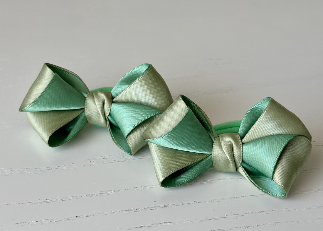 Set 2 elastice de păr handmade cu fundițe din satin, în două culori - îmbrăcăminte și modă - accesorii păr - elastic de păr - Artynos.ro