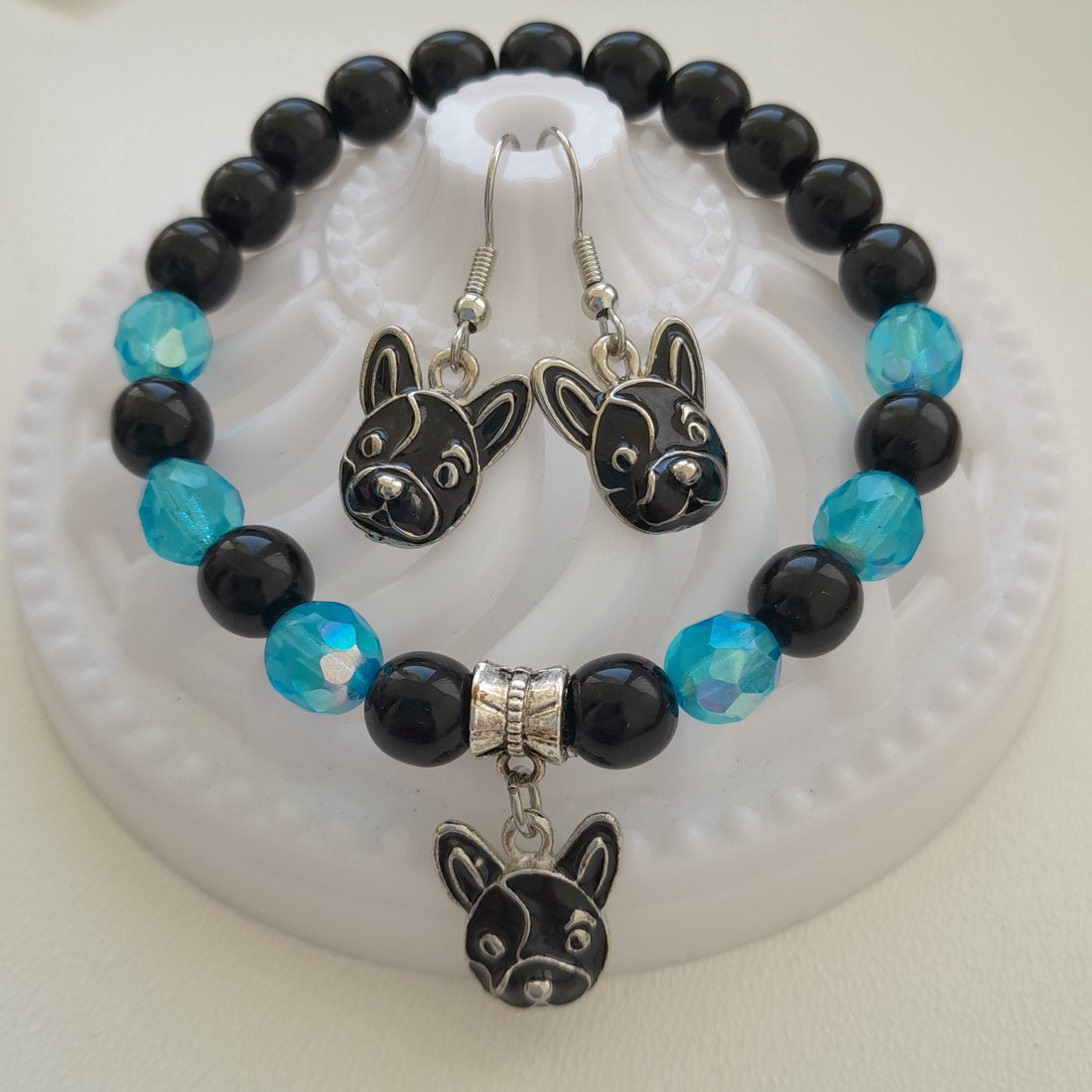 Set de bijuterii cu câine Bulldog - brățară, cercei - - Artynos.ro Set de bijuterii cu câine Bulldog - brățară, cercei - - Artynos.ro