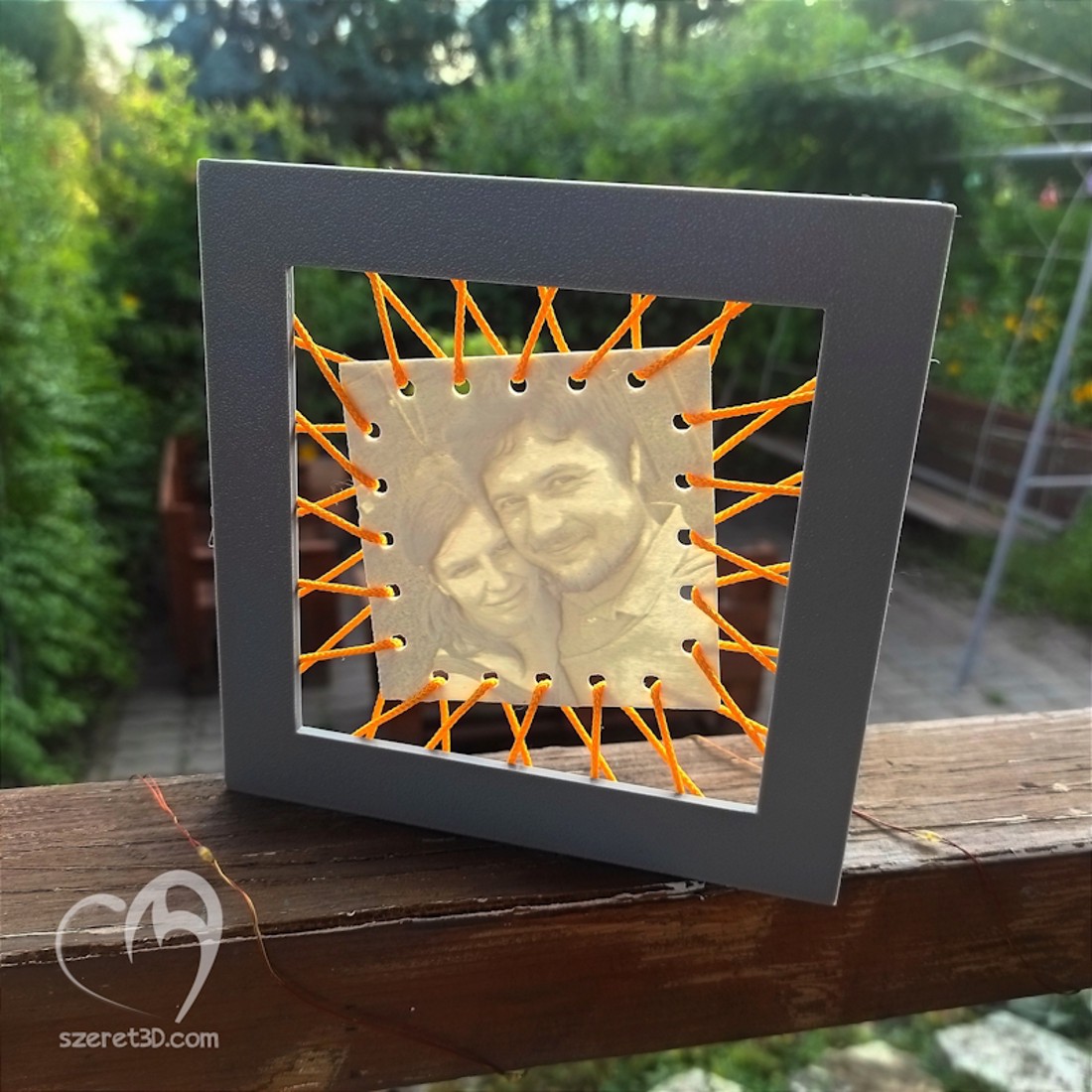 Cadru foto cu propria fotografie care iese la lumină - - Artynos.ro Cadru foto cu propria fotografie care iese la lumină - - Artynos.ro