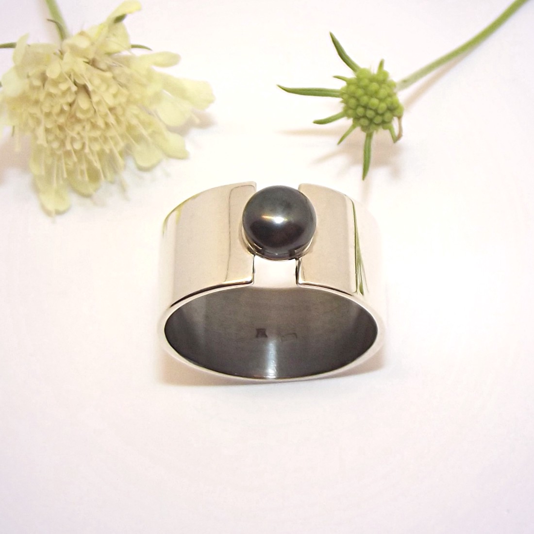 Cerc lat cu perlă gri, inel de damă din argint, mărimea 60 (VSZÉ.19) - bijuterii - inele - inele statement - Artynos.ro Cerc lat cu perlă gri, inel de damă din argint, mărimea 60 (VSZÉ.19) - bijuterii - inele - inele statement - Artynos.ro