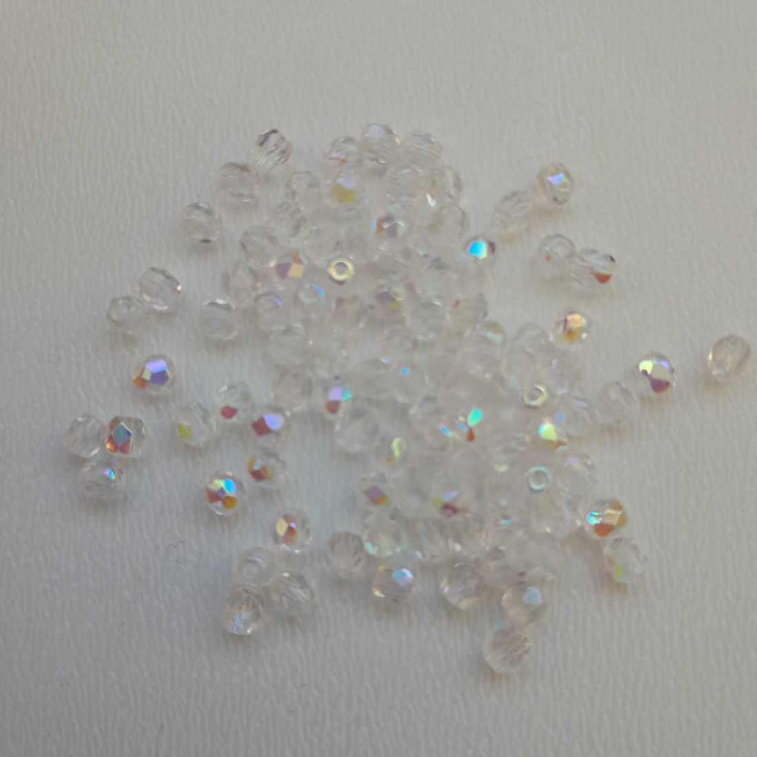 Mărgele cehe fațetate din sticlă - 3mm - 100 buc / pachet - transparent transparent - - Artynos.ro Mărgele cehe fațetate din sticlă - 3mm - 100 buc / pachet - transparent transparent - - Artynos.ro