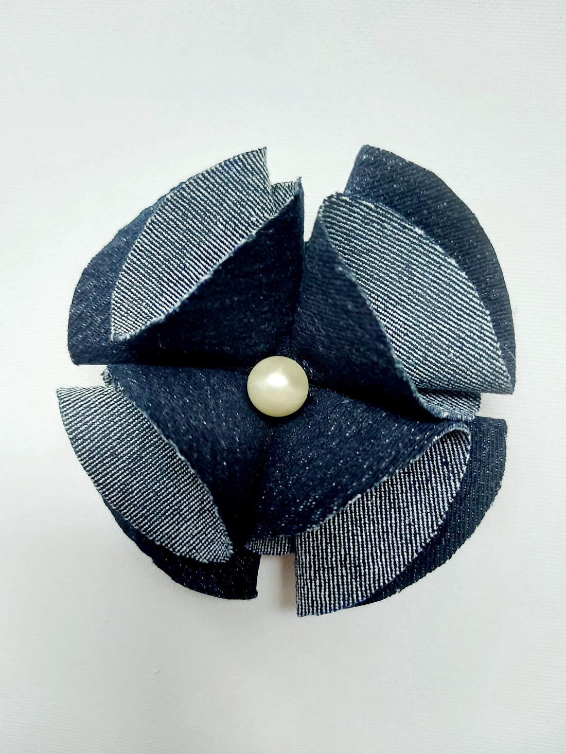 Broșă denim  - bijuterii - broșe - Artynos.ro Broșă denim  - bijuterii - broșe - Artynos.ro