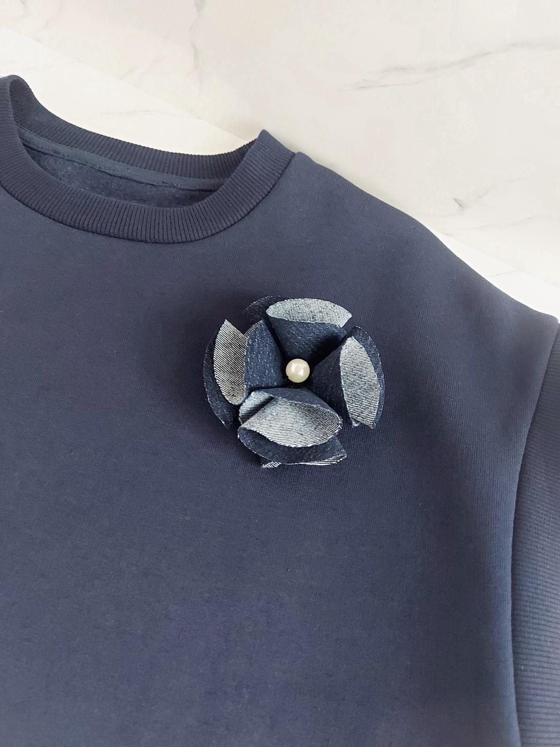 Broșă denim  - bijuterii - broșe - Artynos.ro Broșă denim  - bijuterii - broșe - Artynos.ro