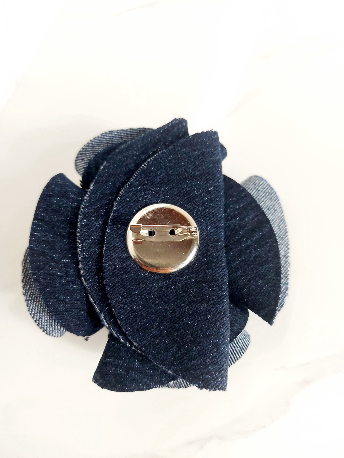 Broșă denim  - bijuterii - broșe - Artynos.ro Broșă denim  - bijuterii - broșe - Artynos.ro