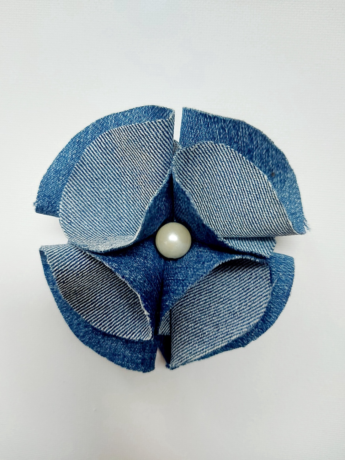 Broșă denim  - bijuterii - broșe - Artynos.ro Broșă denim  - bijuterii - broșe - Artynos.ro