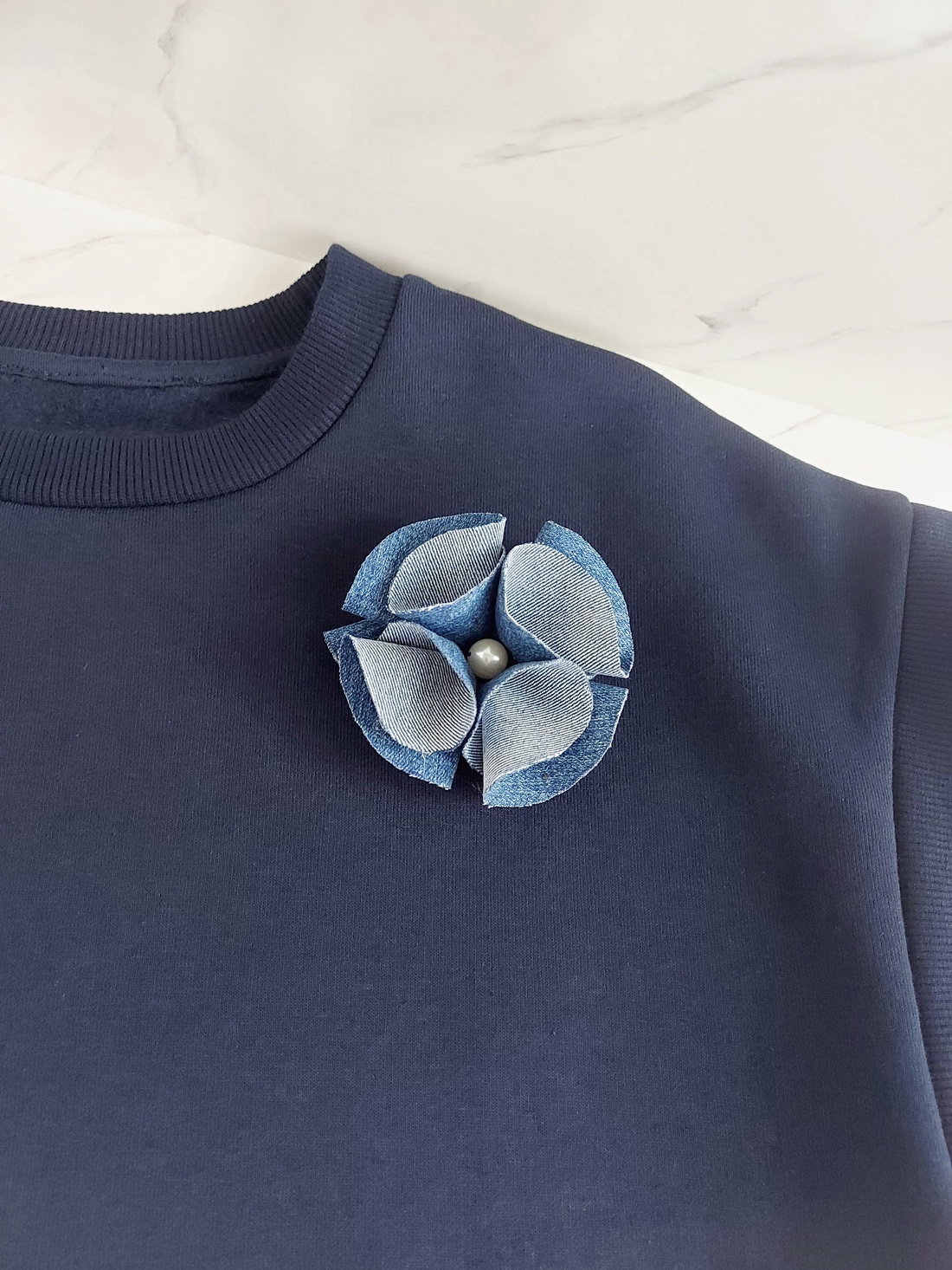 Broșă denim  - bijuterii - broșe - Artynos.ro Broșă denim  - bijuterii - broșe - Artynos.ro