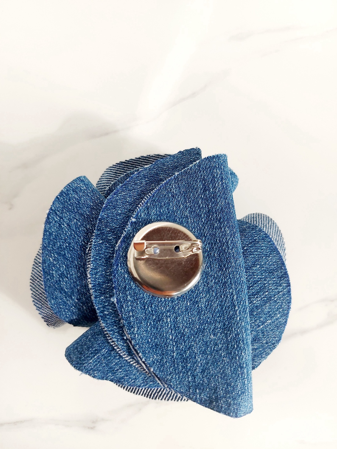 Broșă denim  - bijuterii - broșe - Artynos.ro Broșă denim  - bijuterii - broșe - Artynos.ro