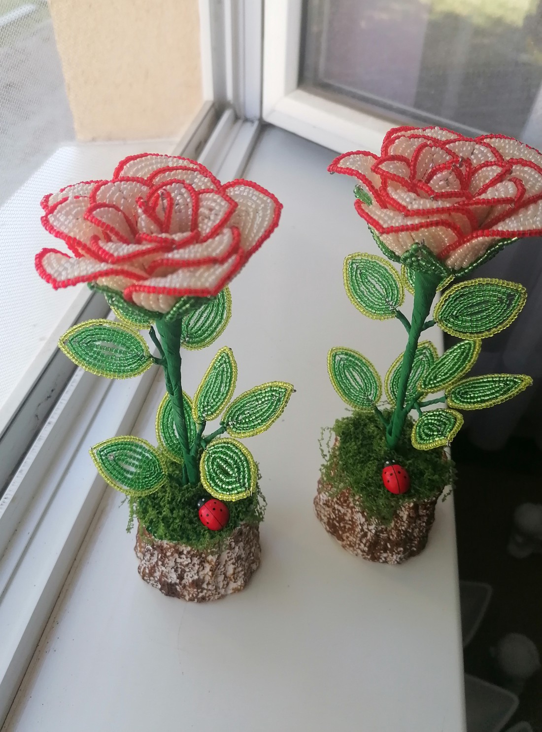 Trandafiri din perle - casă & stil de viață - accesorii pentru decorat casa - suport de flori - buchete de flori - Artynos.ro