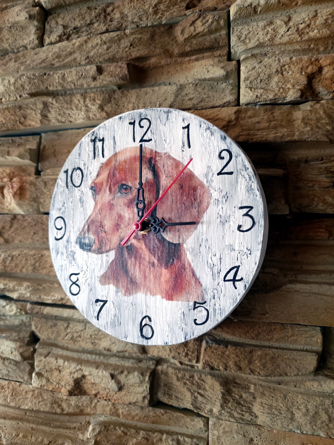 Ceas de perete din lemn în stil vintage cu câine dachshund maro - - Artynos.ro Ceas de perete din lemn în stil vintage cu câine dachshund maro - - Artynos.ro