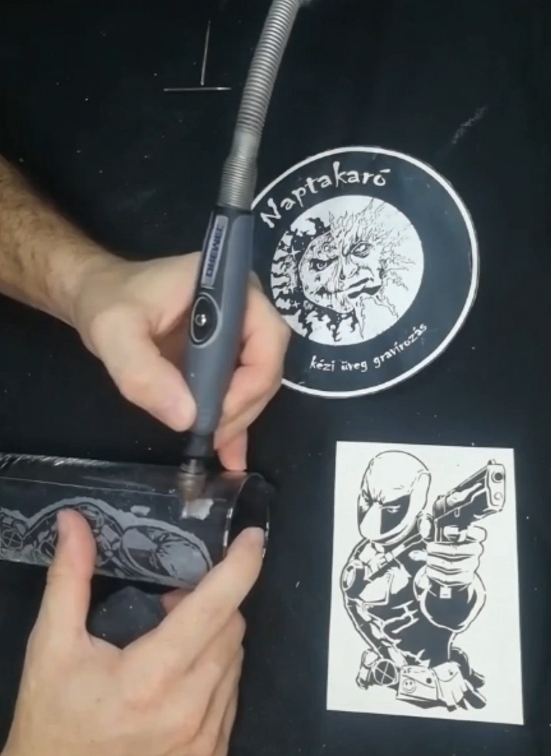 Pahar de sticlă gravat manual cu motivul pistolului Deadpool  -  - Artynos.ro