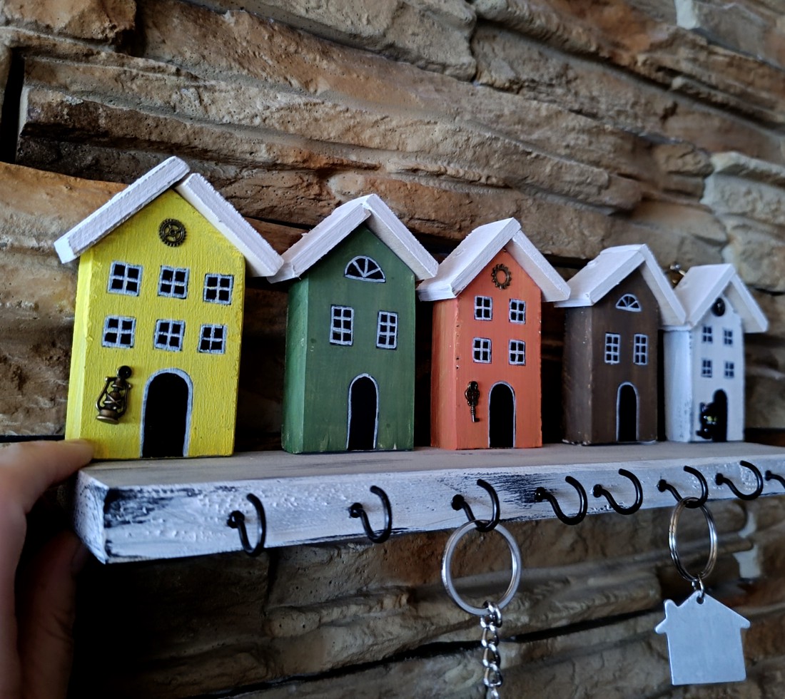 Suport pentru chei din lemn cu case colorate - casă & stil de viață - decorațiuni de casă - decorațiuni de pereți - suport pentru chei - Artynos.ro