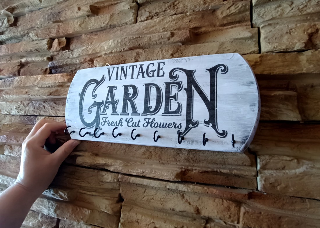 Breloc de perete din lemn în stil vintage - - Artynos.ro Breloc de perete din lemn în stil vintage - - Artynos.ro