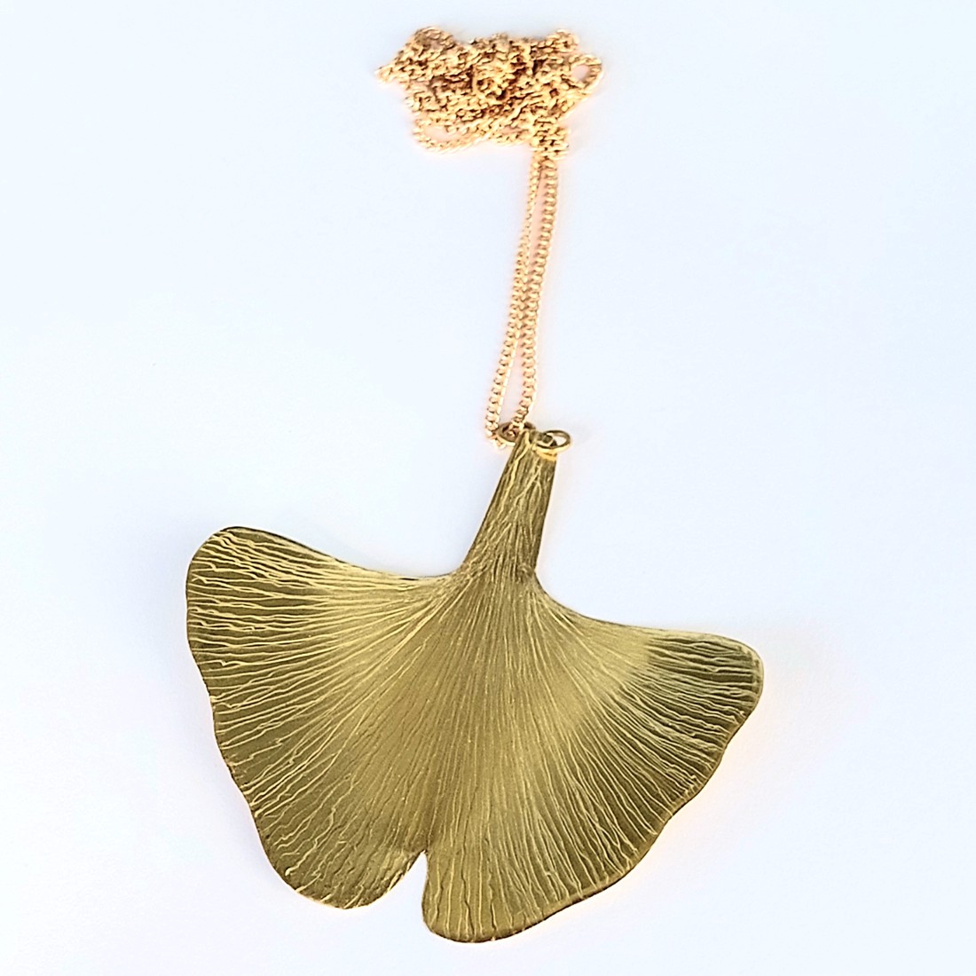 Ginkgo biloba în pene de alamă - bijuterii - seturi de bijuterii - Artynos.ro  Ginkgo biloba în pene de alamă - bijuterii - seturi de bijuterii - Artynos.ro