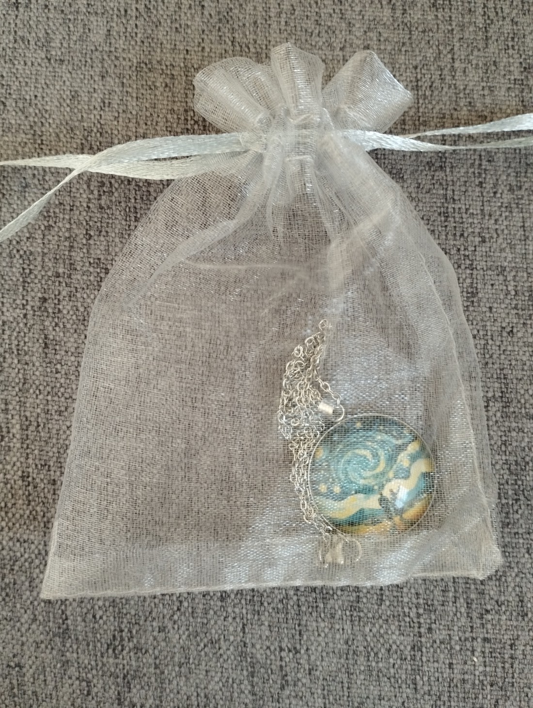 Colier din oțel medical cu lentile din sticlă și motiv Van Gogh - - Artynos.ro Colier din oțel medical cu lentile din sticlă și motiv Van Gogh - - Artynos.ro