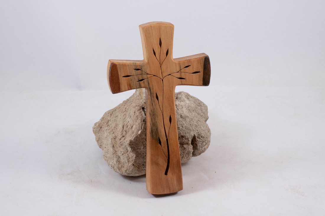 Cruce din lemn modelată, cruce de perete - - Artynos.ro Cruce din lemn modelată, cruce de perete - - Artynos.ro