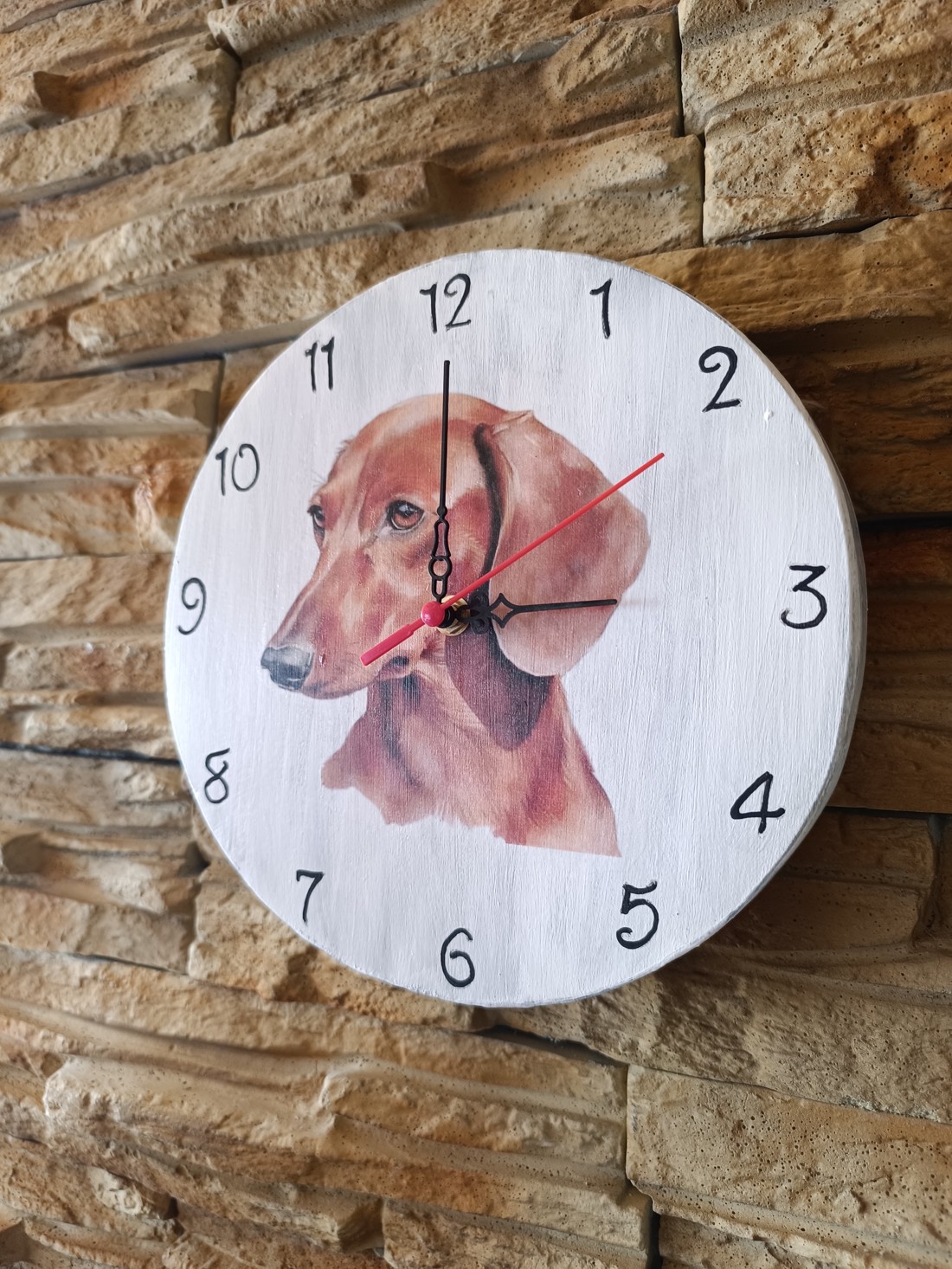 Ceas de perete din lemn alb cu câine teckel maro - - Artynos.ro Ceas de perete din lemn alb cu câine teckel maro - - Artynos.ro