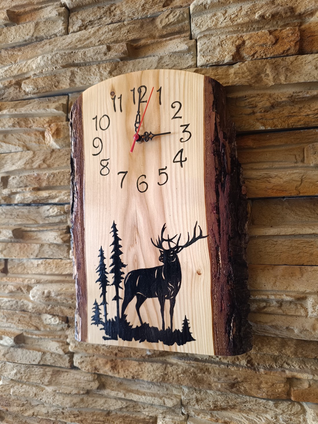 Ceas de perete din pin scoțian cu cerb de pădure - - Artynos.ro Ceas de perete din pin scoțian cu cerb de pădure - - Artynos.ro