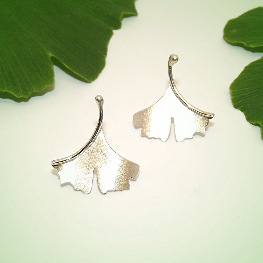 Ginkgo biloba, finisaj mat, pereche de cercei din argint pentru femei (EGK.07) - bijuterii - cercei - Artynos.ro Ginkgo biloba, finisaj mat, pereche de cercei din argint pentru femei (EGK.07) - bijuterii - cercei - Artynos.ro
