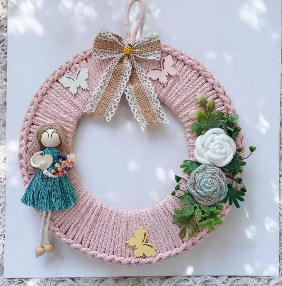 Decor boem pentru ușă cu păpușă macramé și flori - - Artynos.ro Decor boem pentru ușă cu păpușă macramé și flori - - Artynos.ro