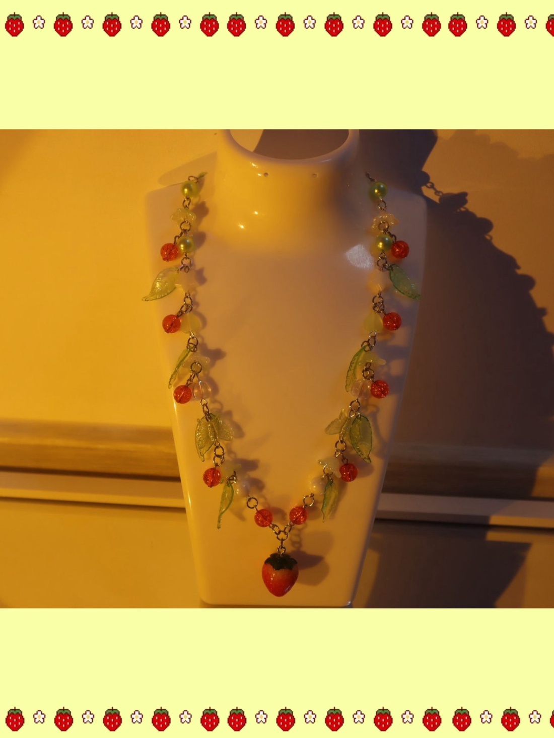 Colier handmade Strawberry Shortcake - bijuterii - coliere - coliere din mărgele - Artynos.ro