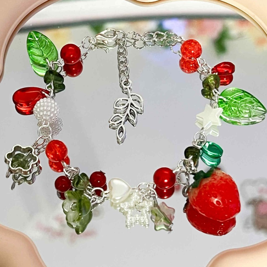 Brățară Handmade Strawberry Garden - bijuterii - brățări - brățări din mărgele - Artynos.ro