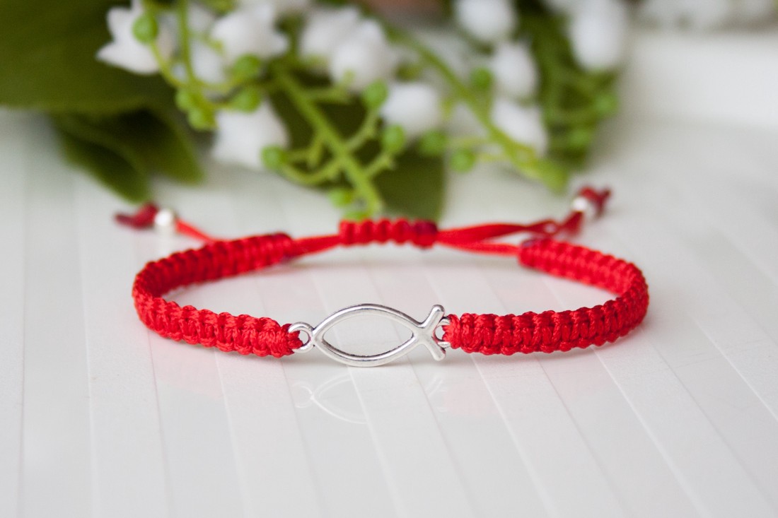 Brățară macramé împletită - Fish red - - Artynos.ro Brățară macramé împletită - Fish red - - Artynos.ro