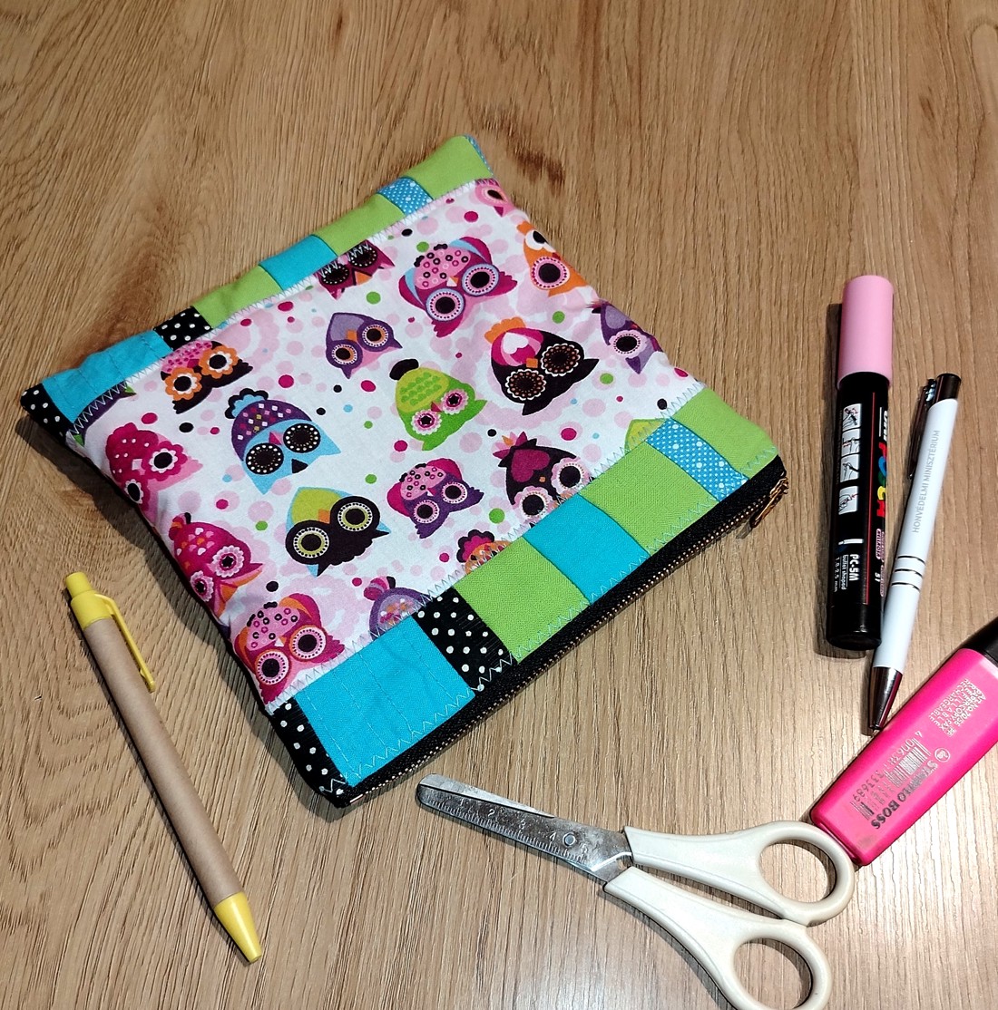 Suport de stilou patchwork bufniță - - Artynos.ro Suport de stilou patchwork bufniță - - Artynos.ro